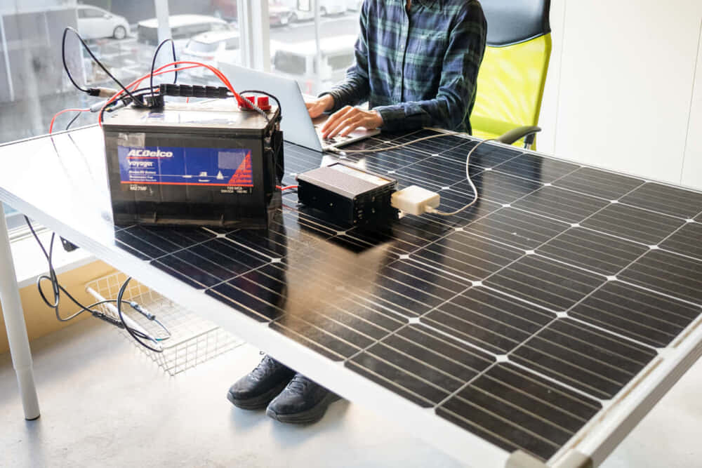 太陽光発電ができる「ソーラーテーブル」（提供：solarcrew株式会社）