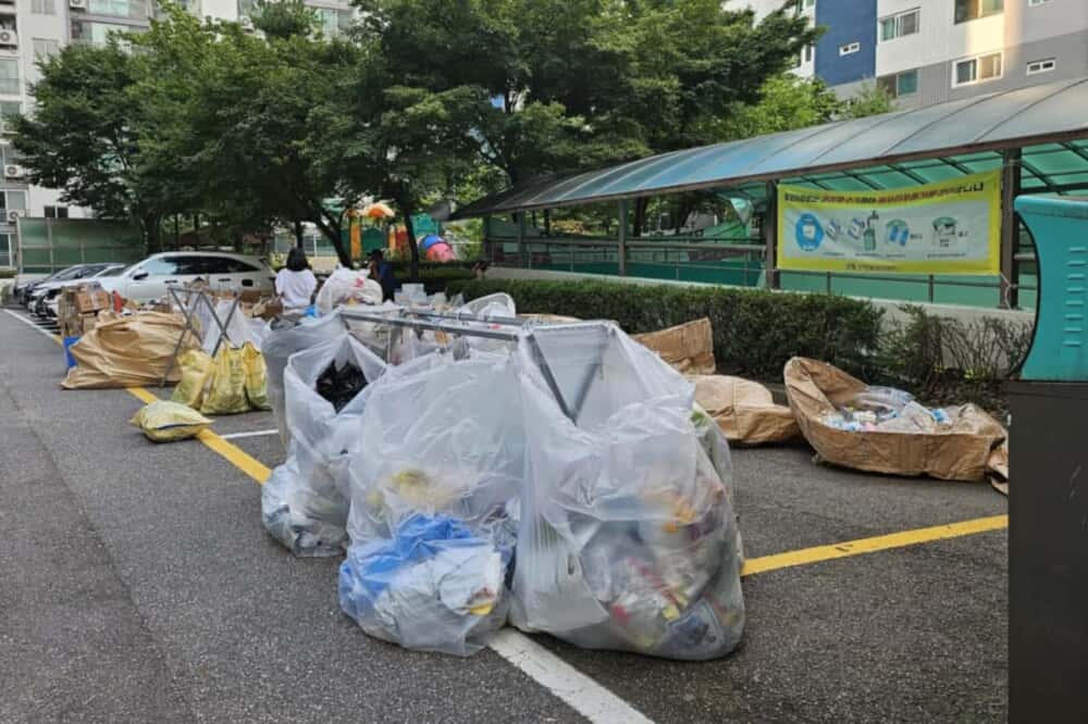 週1回設営される、アパートの駐車場の一角にある分別ごみ回収所