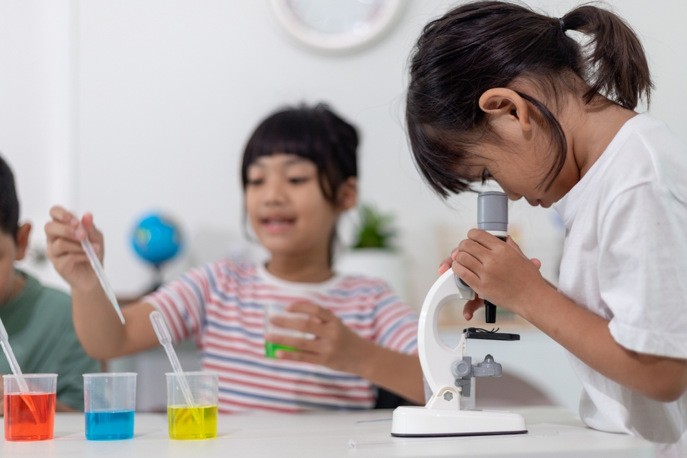 顕微鏡をのぞく子供