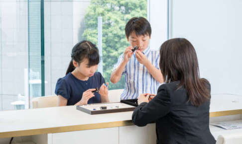 コメ兵のKOMEHYOキッズアカデミーで鑑定士体験をする子どもたち