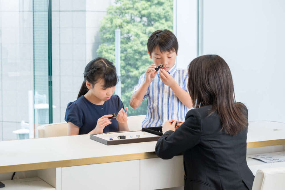 コメ兵のKOMEHYOキッズアカデミーで鑑定士体験をする子どもたち