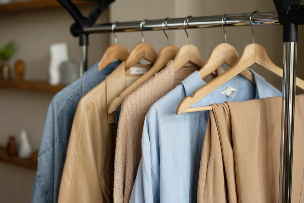 衣替えに向けてハンガーラックに掛けられた秋服
