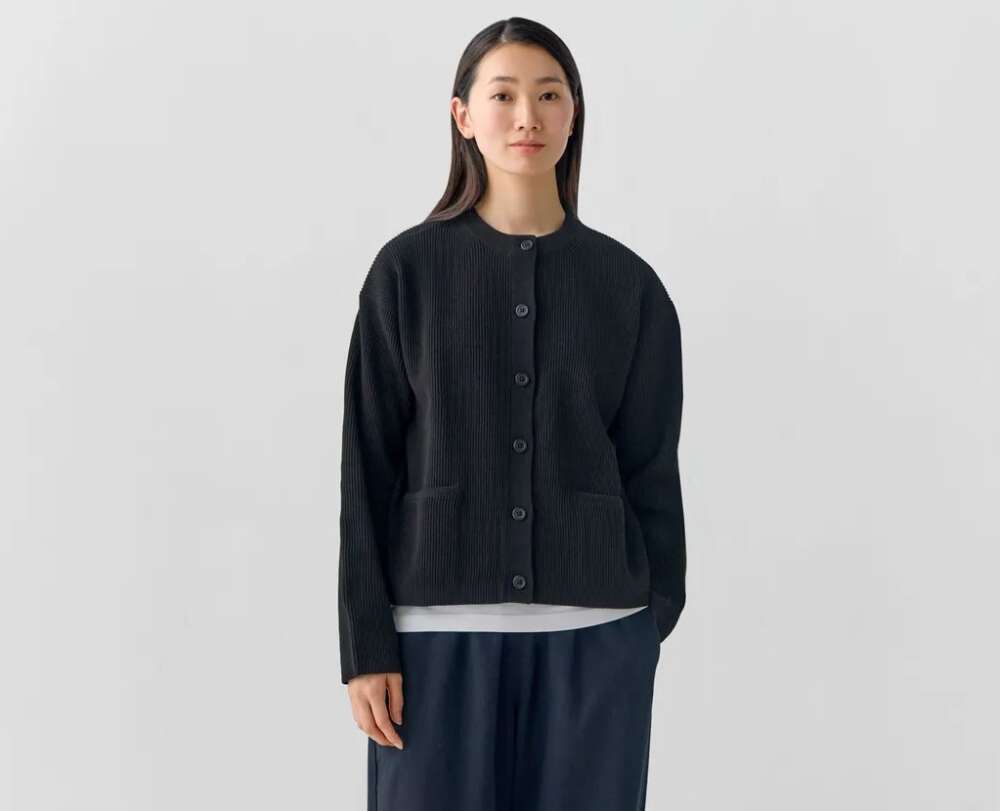 無印良品「素材に還る」シリーズの洗えるクルーネックカーディガンを着用した様子