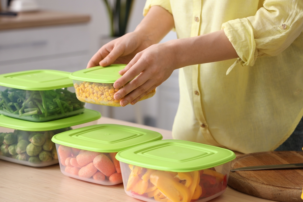 食材を保存容器へ小分けして保存する様子