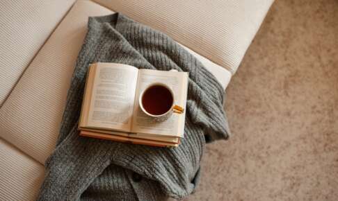 秋のひとり暮らしをイメージした、読書とティータイムを楽しむ室内