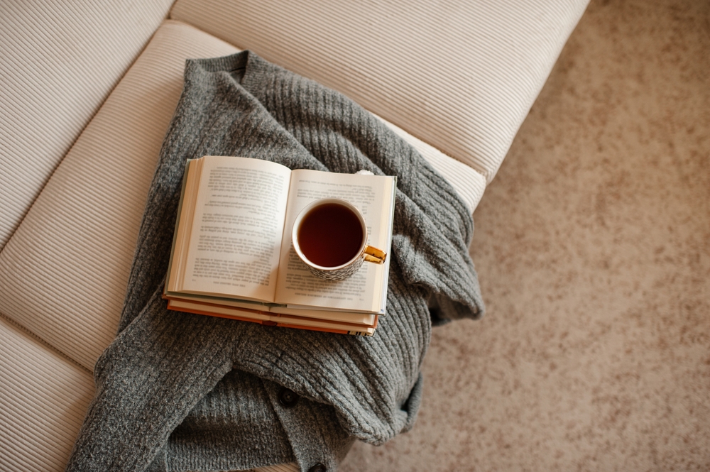 秋のひとり暮らしをイメージした、読書とティータイムを楽しむ室内