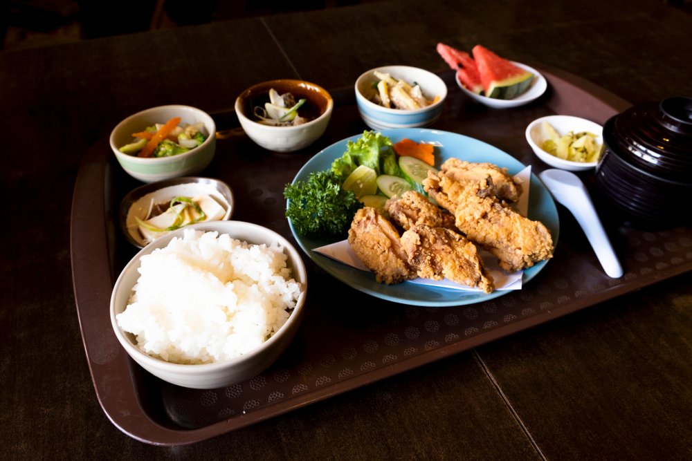 唐揚げとご飯、小鉢の副菜が並ぶ和定食
