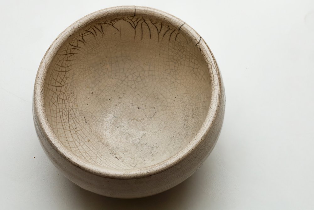 細かな貫入とひびが入った白い和風の器