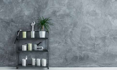 工具を入れた缶と観葉植物を並べた黒い金属ラック