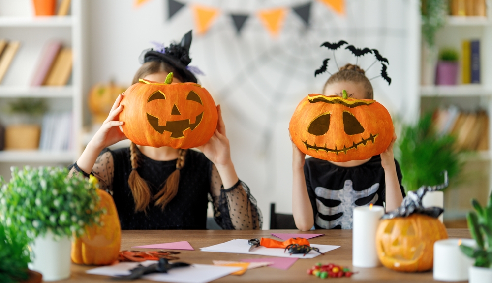 かぼちゃで顔を隠して、仮装でハロウィンを楽しむ様子