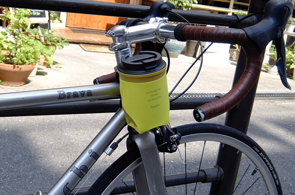 自転車に取り付けたカップホルダーにタンブラーを入れている写真