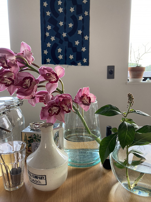 花瓶に生けられた蘭の花