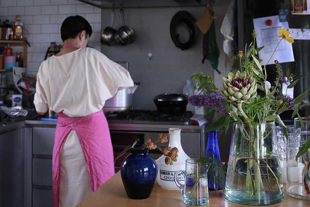 金谷麻衣さんの生花とキッチン