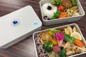木粉とバイオプラスチックを使ったリユーザブルお弁当箱「リパコ」、滋賀県大津市の3店舗で実証実験開始